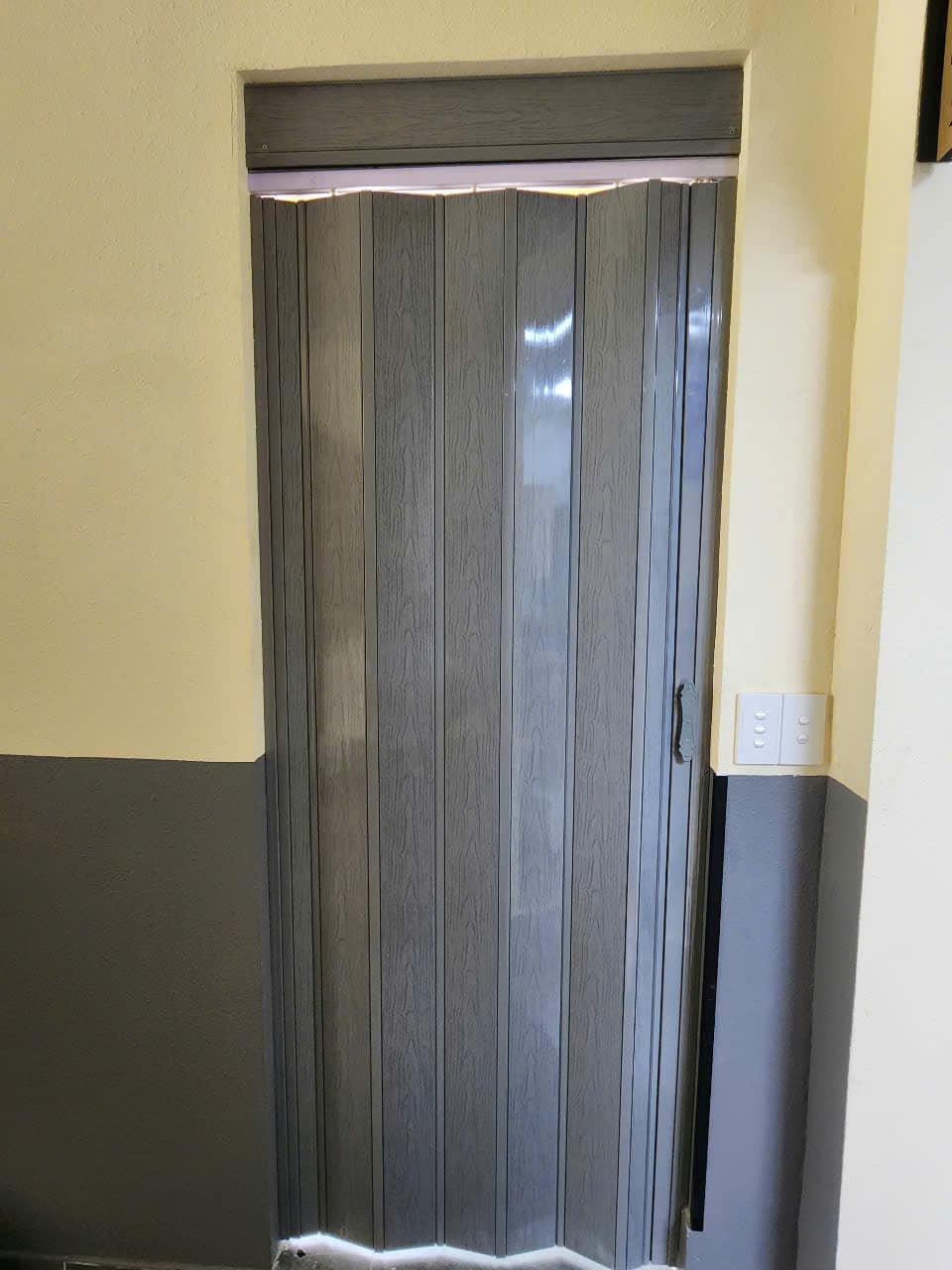 Cửa Xếp Nhựa Màu Xám Đẹp ,Bền ,Giá Rẻ | Lựa Chọn Tối Ưu Cho Mọi Không Gian Sống. 28 Cửa Xếp Nhựa Màu Xám lắp Phòng Khách.